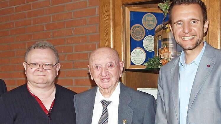 Der Jubilar Rudolf Schäfer freute sich über die Glückwünsche seines Sohnes Johannes (links) und von Bürgermeister Andreas Hügerich (rechts). Foto: Alfred Thieret