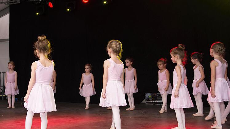 Bezaubernd waren die Kleinsten der Ballettschule "On Point", die auf der Hauptbühne ein Tanzspiel darboten.