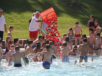 Bei Aktionen wie beim Sicherheitsschwimmen für Grundschüler ist die DLRG immer mit präsent. Sie bildet die Kinder in der Grundschule zu sicheren Schwimmern aus. Hier mit Klaus Bayersdorfer bei einer Veranstaltung im Freibad Ebern.  Helmut Will