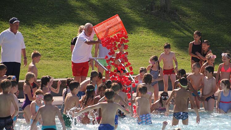 Bei Aktionen wie beim Sicherheitsschwimmen für Grundschüler ist die DLRG immer mit präsent. Sie bildet die Kinder in der Grundschule zu sicheren Schwimmern aus. Hier mit Klaus Bayersdorfer bei einer Veranstaltung im Freibad Ebern.  Helmut Will