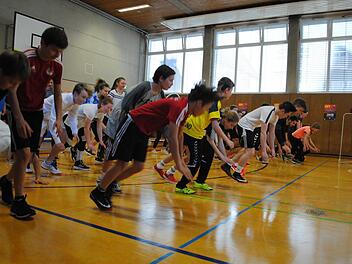 Auf den Boden fallen lassen und wieder aufstehen, gehörte zum Aufwärmprogramm.