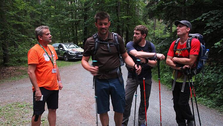 Markus Franz vom Frankenwaldverein begr&uuml;&szlig;t die schnellsten Drei: Frank Ritter, Thomas Hortelmaus und Heribert Appel  waren allerdings  au&szlig;er Konkurrenz dabei.  Foto: Sonny Adam