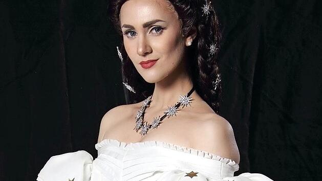 &Uuml;ber drei Monate hat Hedwig Diekemper an dem Kost&uuml;m der Musical-Kaiserin Elisabeth gearbeitet. Foto: Maximum Contrast Photography