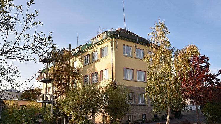 Im Rahmen des Neubaus der Waldorfschule soll das alte Gebäude (im Bild) bis auf den Keller und das Erdgeschoss abgebrochen werden und ein begrüntes Flachdach erhalten.