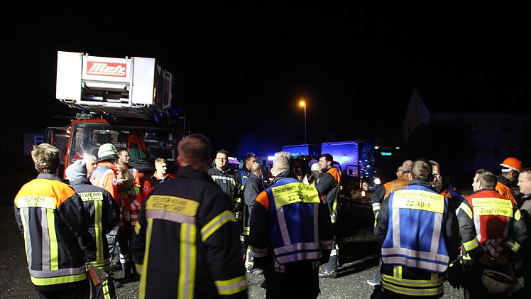 Die Wehren aus Höchstadt und Etzelskirchen trainieren den Ernstfall.  Foto: Andreas Dorsch