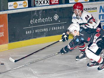 Lukas Kratschmer (vorne) brachte die Haßfurter "Hawks" am Freitagabend in Selb mit 1:0 in Führung.  Foto: rn