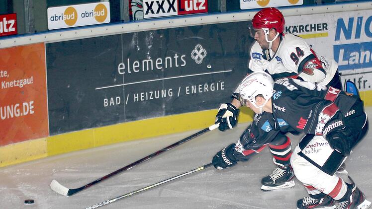 Lukas Kratschmer (vorne) brachte die Haßfurter "Hawks" am Freitagabend in Selb mit 1:0 in Führung.  Foto: rn