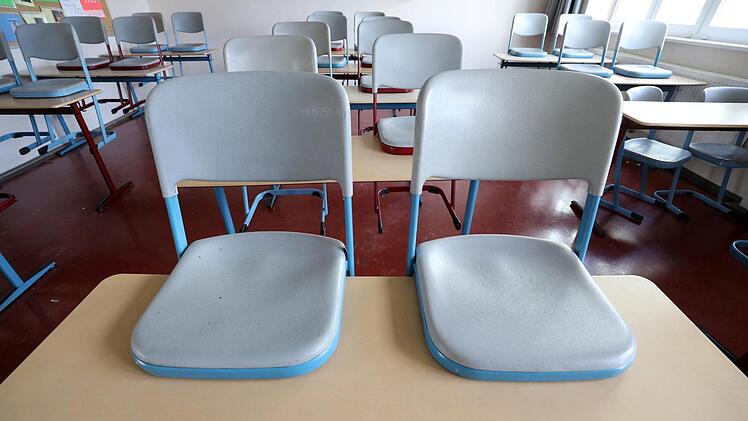 Bis zum Ende der Osterferien bleiben die Klassenzimmer auch im Landkreis Forchheim leer.  Foto: Bernd Wüstneck/dpa