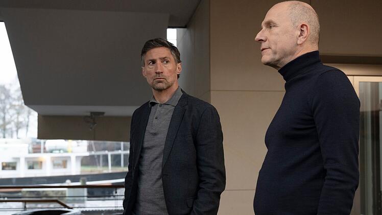 Dr. Gerd Weber (Benjamin Sadler, links) arbeitet als Justitiar f&uuml;r den zwielichtigen Walter Grothejan (G&ouml;tz Schubert). Musste seine Frau sterben, weil er zu viel wei&szlig;?