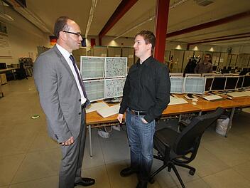 Mathias Schuch, Areva-Sprecher, lässt sich von Johannes Grabinski (r.) das Prüffeld erläutern. Fotos: Michael Busch