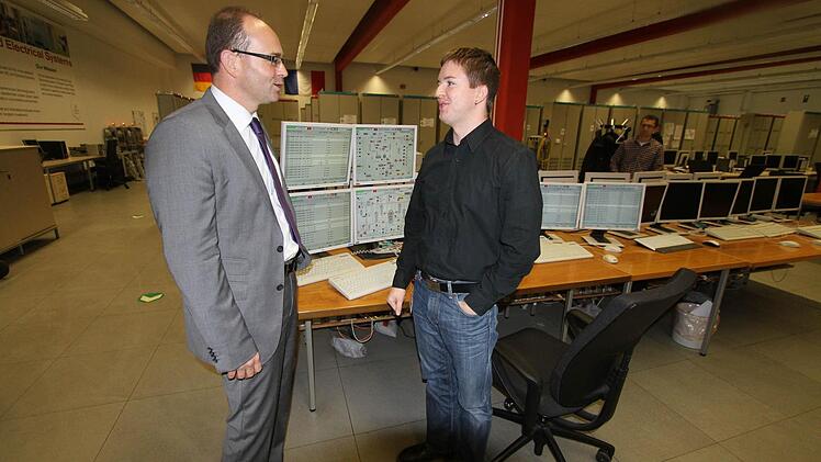 Mathias Schuch, Areva-Sprecher, lässt sich von Johannes Grabinski (r.) das Prüffeld erläutern. Fotos: Michael Busch