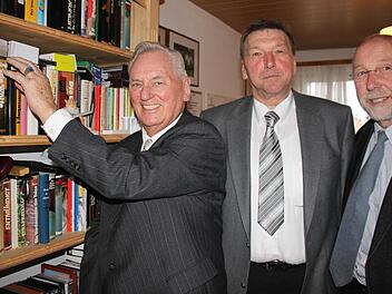 Joachim Klatt mit dem stellvertretenden Landrat Robert Finster und Mainbernheims Bürgermeister Karl Wolf.  Foto: Riegler