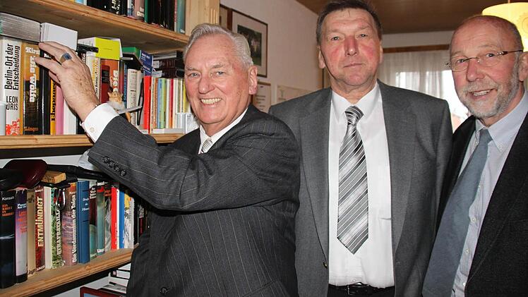 Joachim Klatt mit dem stellvertretenden Landrat Robert Finster und Mainbernheims Bürgermeister Karl Wolf.  Foto: Riegler