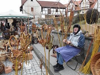 Korbflechter Herbert Magdalener flocht mit kalten Händen den Frühling herbei: Nie verwelkende Blumen und Herzen fertigte er beim Ostermarkt.Fotos: Sabine Weinbeer