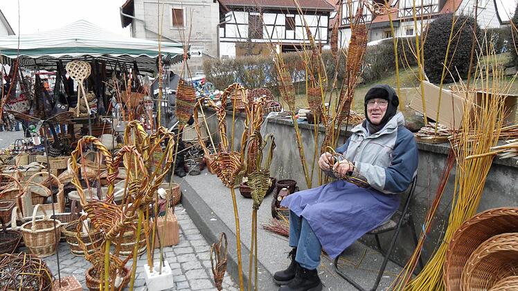 Korbflechter Herbert Magdalener flocht mit kalten Händen den Frühling herbei: Nie verwelkende Blumen und Herzen fertigte er beim Ostermarkt.Fotos: Sabine Weinbeer