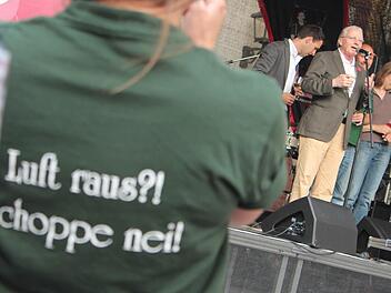 Bad Kissingens stellvertretender Bürgermeister Peter Deeg am Mikrofon und Veranstalter Joachim Krohn (links daneben) eröffneten am Donnerstagabend das dritte Bad Kissinger Weinfest auf dem Marktplatz. Fotos: Benedikt Borst