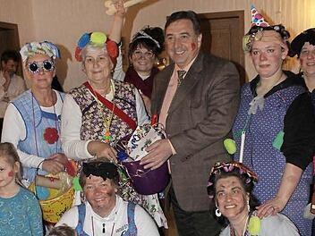 Gräfenbergs Bürgermeister Werner Wolf (M.) macht gute Miene zum anfangs bösen Spiel.