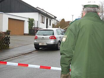 Am Morgen des 12. Dezember beginnen die Polizeibeamten vor Ort mit ihren Ermittlungen. Foto: Christiane Lehmann