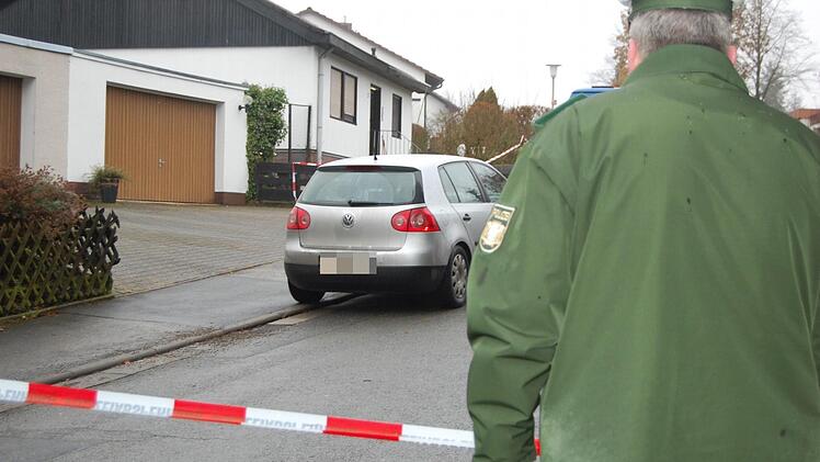 Am Morgen des 12. Dezember beginnen die Polizeibeamten vor Ort mit ihren Ermittlungen. Foto: Christiane Lehmann