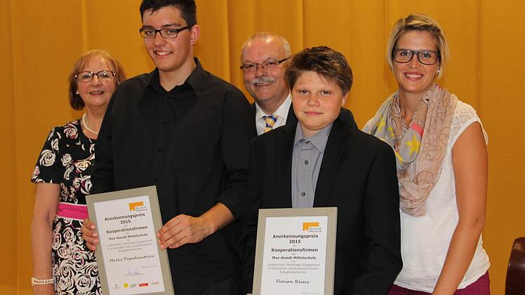 Wurden für Ihr großes Engagement mit dem Anerkennungspreis der Kulmbacher Kooperationsfirmen ausgezeichnet: Marko Papadimitrion und Florian Reiers. Hinten: Rektorin Heidi Koblofsky, Lehrer und Stadtrat Lothar Seyfferth und Carina Kanis von der Firma IREKS als Vertreterin der Kooperationsfirmen