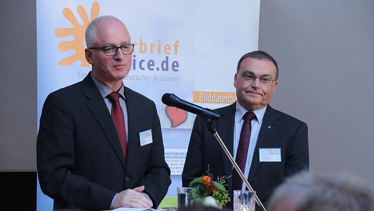 Johannes Simon und Manfred Bogedain (von links) erklärten noch einmal kurz, wie "pfarrbriefservice.de" entstanden ist.  Fotos: Lisa Kieslinger
