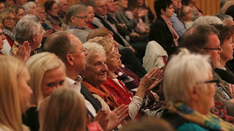 Begeisterten Beifall verdiente sich die Blaskapelle Meeder bei ihrem Jahreskonzert in der ausverkauften Schulturnhalle. Foto: Jochen Berger
