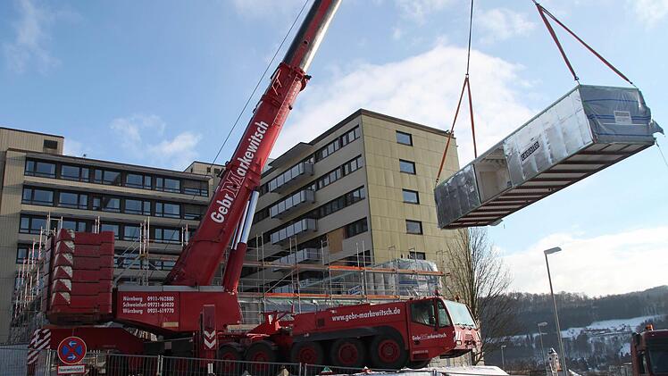 Der 500-Tonnen-Kran hebt die Container auf den Klinikum-Vorplatz. Foto: Alexander Hartmann