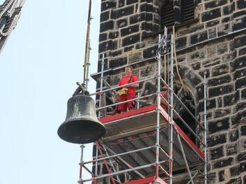 Beim Ausgeben der Glocke ist Filigranarbeit angesagt. Fotos: Barbara Herbst