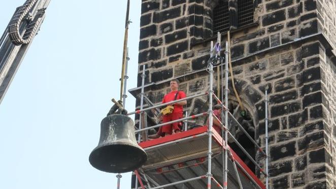 Beim Ausgeben der Glocke ist Filigranarbeit angesagt. Fotos: Barbara Herbst