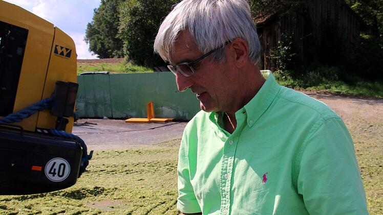 BBV-Kreisgeschäftsführer Hans-Jürgen Rebelein zeigt die frischen Mais-Häcksel, die gleich nach der Ernte im Silo hinter ihm siliert werden. Foto: Bettina Knauth