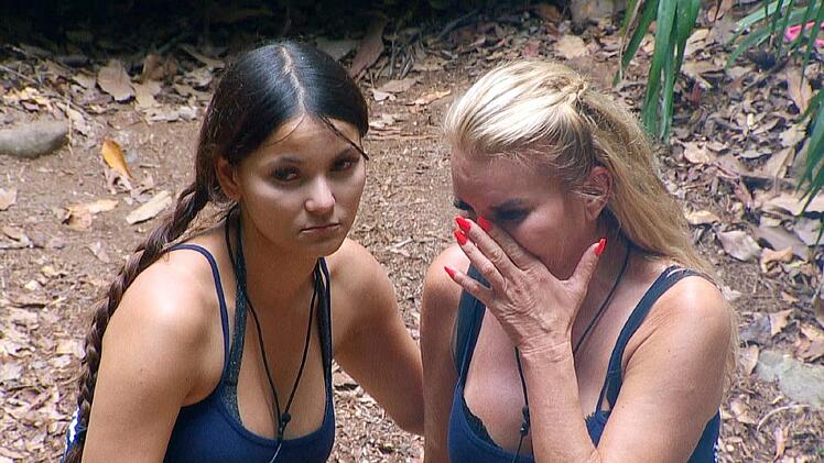 Kattia muss Tatjana Gsell trösten, als sie vom Mord an ihrem Mann erzählt. Fotos: RTL Alle Infos zu 'Ich bin ein Star - Holt mich hier raus!' im Special bei RTL.de: www.rtl.de/cms/sendungen/ich-bin-ein-star.html