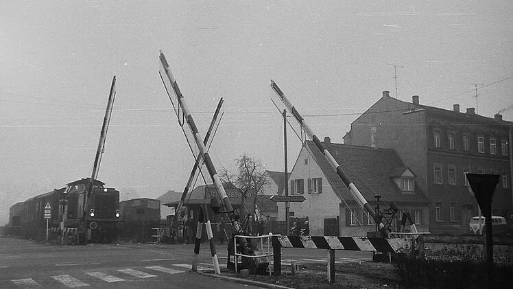 Der letzte Güterzug überquert die Nürnberger Straße in Erlangen. Foto Dr. Heinrich Dillmann/Sammlung Straßenbahnfreunde Nürnberg-Fürth