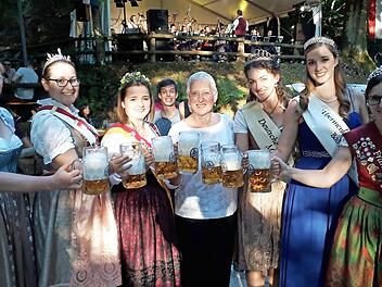 Ein Prost auf das Fränkische Kirschenfest in Pretzfeld: Von links die Fränkische Spargelkönigin Anna Hennike, die Knoblauchsläbnder Spargelprinzessin Evamarie Sippel, die Forchheimer Bierkönigin Miriam I., Bürgermeisterin Rose Stark, die Deutsche Korbstadtkönigin Maria I aus Lichtenfels, die Thermenkönigin Katharina I. aus Bad Staffelstein und die Lokalmatadorin, Kirschenkönigin Sandra Grau aus Lützelsdorf .  Foto: J. Hofbauer