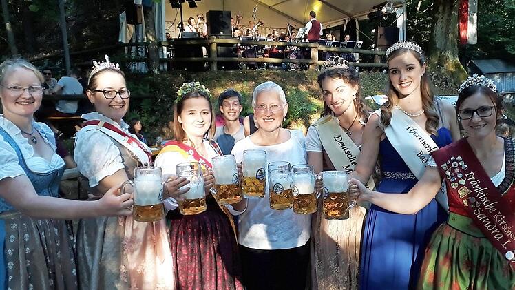 Ein Prost auf das Fränkische Kirschenfest in Pretzfeld: Von links die Fränkische Spargelkönigin Anna Hennike, die Knoblauchsläbnder Spargelprinzessin Evamarie Sippel, die Forchheimer Bierkönigin Miriam I., Bürgermeisterin Rose Stark, die Deutsche Korbstadtkönigin Maria I aus Lichtenfels, die Thermenkönigin Katharina I. aus Bad Staffelstein und die Lokalmatadorin, Kirschenkönigin Sandra Grau aus Lützelsdorf .  Foto: J. Hofbauer