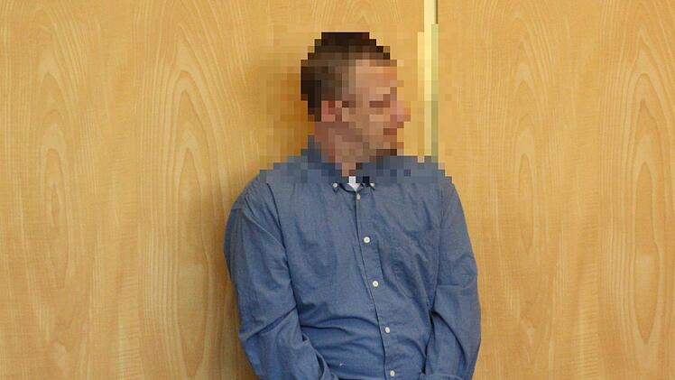Der Angeklagte Harald B. wartet im Gerichtssaal des Coburger Landgerichts auf seine Verhandlung. Foto: Jannik Reutlinger