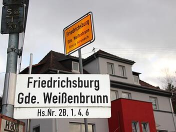 Orts- und Straßenschilder weisen in Friedrichsburg auf die Besonderheit des Dorfes  hin, das behördlich geteilt ist: Für den Südosten ist Weißenbrunn, für den Nordwesten Kronach zuständig. Foto: Andreas Schmitt