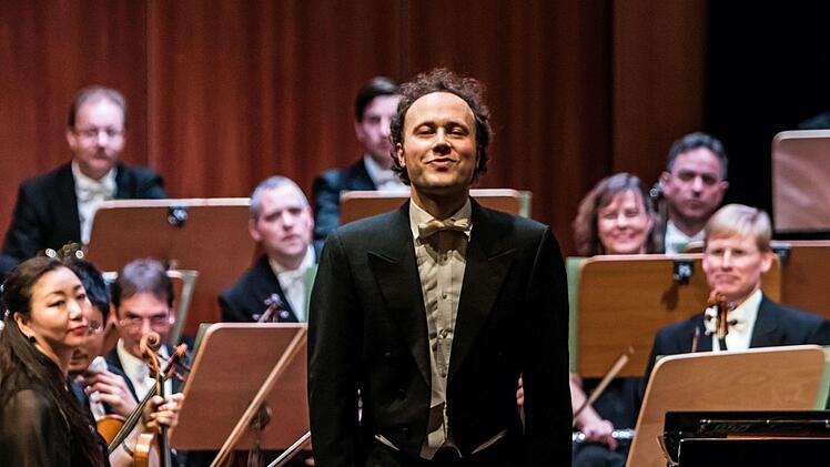 Der Pianist Alexander Schimpf war der umjubelte Solist beim Sinfoniekonzert des Landestheaters im Coburger Kongresshaus. Am Dirigentenpult stand als Gast Johannes KlumppFoto: Jochen Berger