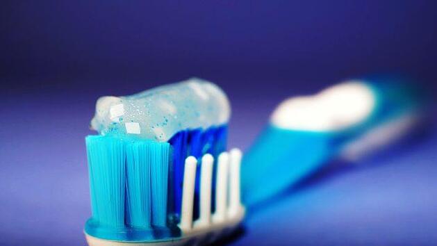 96 Zahncremes hat Stiftung Warentest unter die Lupe genommen. Viele sind "mangelhaft", weil sie kein Fluorid f&uuml;r eine wirksame Kariesprophylaxe enthalten. Wir stellen Ihnen die Testsieger und -verlierer 2019 vor. Symbolfoto: Pixabay/StockSnap