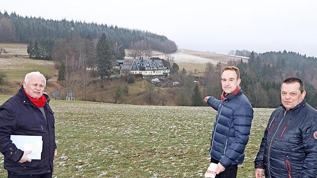 Die beiden Kreisheimatpfleger (von links) Dieter Lau und Robert Wachter sowie Gemeinderat Klaus Sesselmann bef&uuml;rchten enorme negative Auswirkungen einer geplanten Photovoltaikanlage zwischen Trebesberg und dem Exerzitienhaus Gries &ndash; etwa auch auf der braunen Fl&auml;che rechts oberhalb des Exerzitienhauses. Sie fordern eine Diskussion um geeignete Standorte.