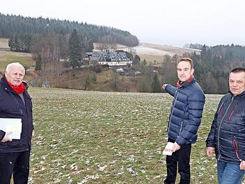 Die beiden Kreisheimatpfleger (von links) Dieter Lau und Robert Wachter sowie Gemeinderat Klaus Sesselmann befürchten enorme negative Auswirkungen einer geplanten Photovoltaikanlage zwischen Trebesberg und dem Exerzitienhaus Gries – etwa auch auf der braunen Fläche rechts oberhalb des Exerzitienhauses. Sie fordern eine Diskussion um geeignete Standorte.