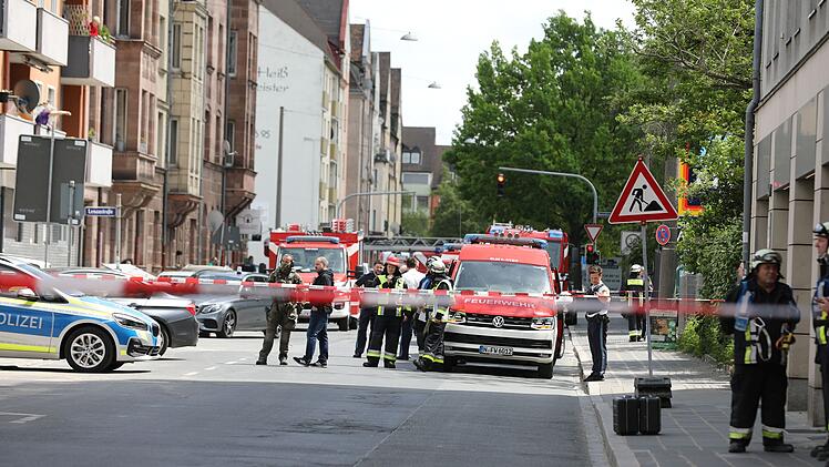 SEK-Einsatz in N&uuml;rnberg: Mann verschanzt sich in Wohnung - Polizei riegelt Gegend ab
