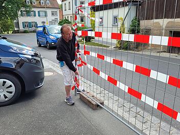 Oliver Ellner stellt einen Bauzaun auf. Ein Ausweichen der Verkehrsteilnehmer auf sein Grundstück war so nicht mehr möglich.