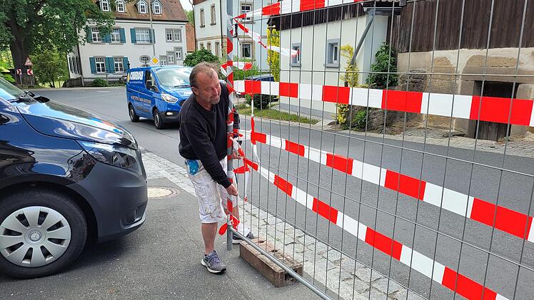 Oliver Ellner stellt einen Bauzaun auf. Ein Ausweichen der Verkehrsteilnehmer auf sein Grundstück war so nicht mehr möglich.