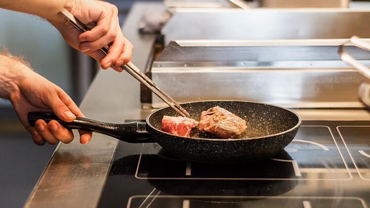 Braten wie ein Sternekoch: Mit der Jamie-Oliver-Pfanne von Tefal ein Kinderspiel - aktuell am Prime Day für nur 39,99 Euro.