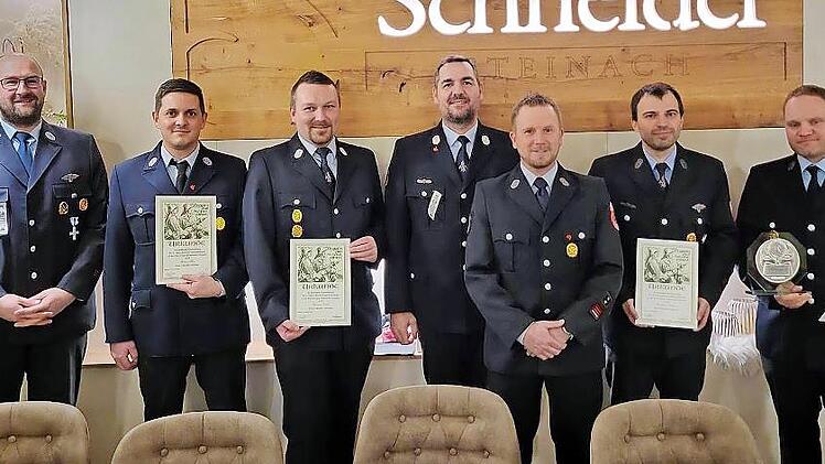 Ehrungen bei der Feuerwehr Steinach (von links): 2. Vorsitzender Frank Holzheimer, Andreas Alles, 2. Kommandant Christian Kuhn, 1.Kommandant Jens Endreß, 1. Vorsitzender Michael Schäfer, Kassier Matthias Kirchner und Stephan Faber.