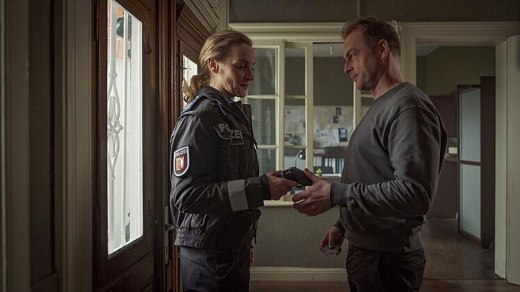 Schweren Herzens verabschiedet sich Hannah Wagner (Jana Klinge) von ihrem Kollegen Hauke (Hinnerk Sch&ouml;nemann). Sie hat im Urlaub ihren Traummann kennengelernt, mit dem sie ein neues Leben weit weg von Schwanitz beginnen m&ouml;chte.