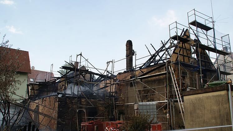 Brand im Dachstuhl: Feuer zerst&ouml;rt Doppelhaus im Kreis Bayreuth