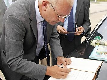 Der Eintrag ins Goldene Buch erfolgt auf der Motorhaube.Fotos: Gerd Schaar