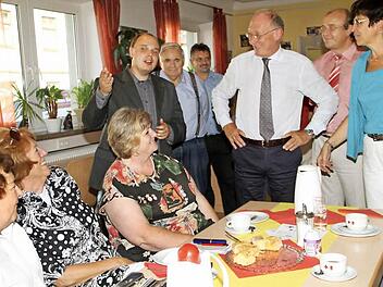 Franz Maget (3. v. re.) im Gespräch mit den ehrenamtlichen Mitarbeiterinnen des MGH. Foto: Gerda Völk