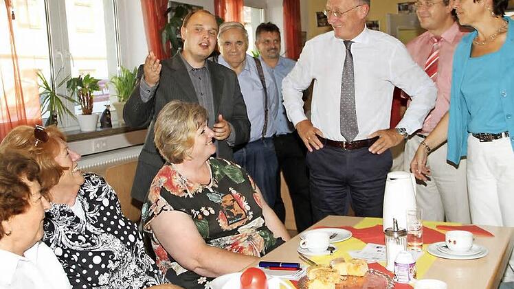 Franz Maget (3. v. re.) im Gespräch mit den ehrenamtlichen Mitarbeiterinnen des MGH. Foto: Gerda Völk